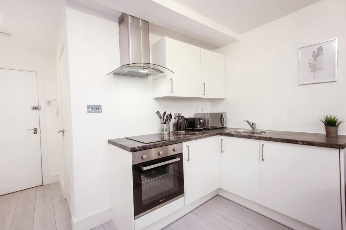 Commercial Road Apartments Central Location Wyvern Theatre 스윈던 외부 사진