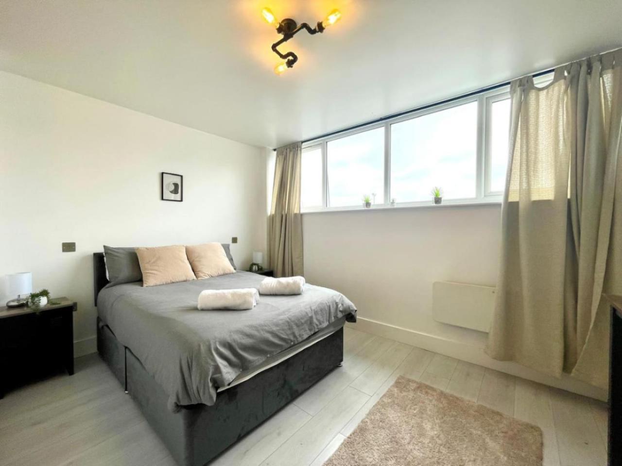 Commercial Road Apartments Central Location Wyvern Theatre 스윈던 외부 사진